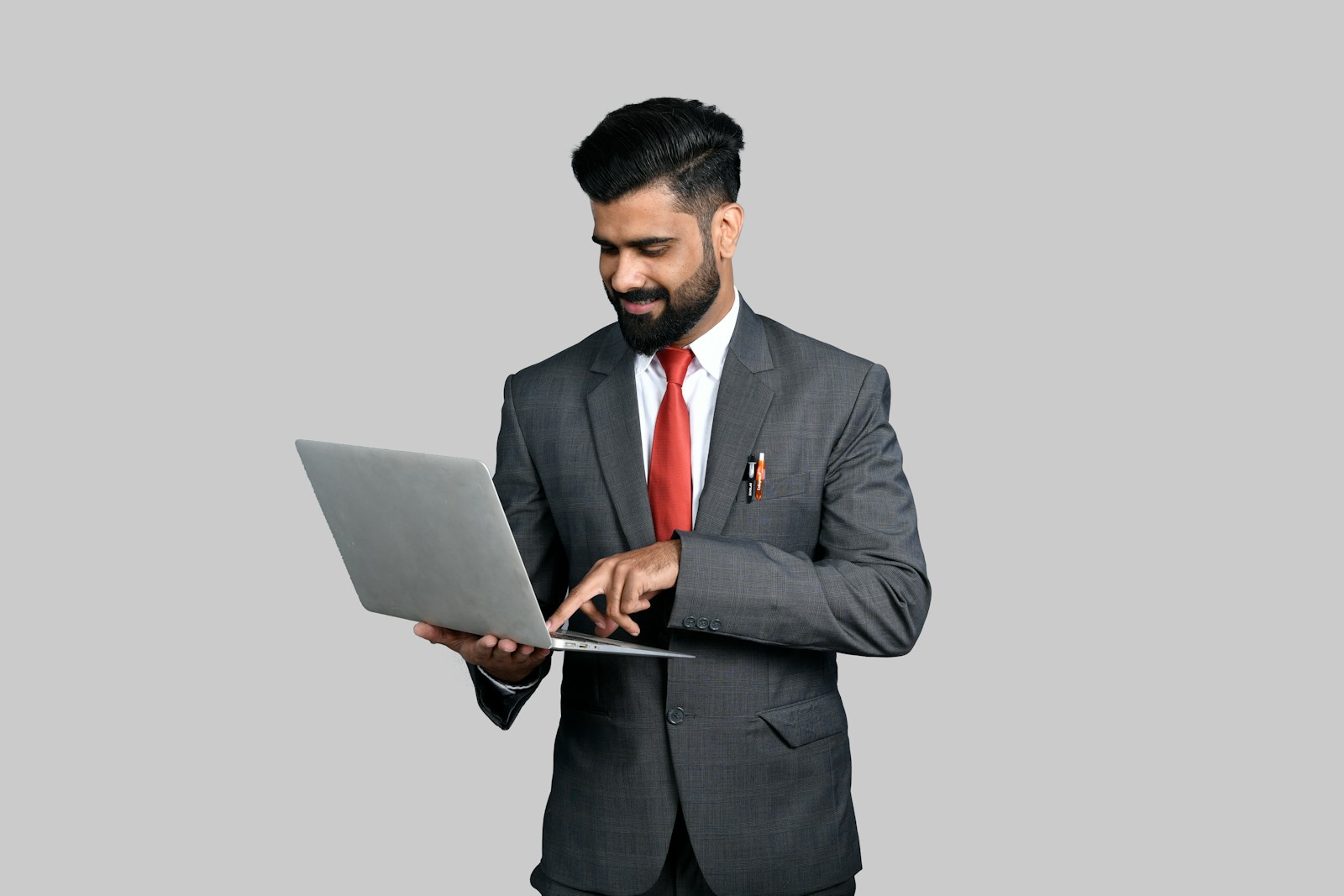 een man met een laptop in zijn hand